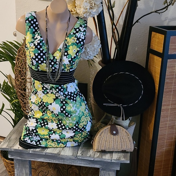 SALE BEAUTIFUL SUMMER MULTI MINI FLORAL DRESS - Picture 12 of 16